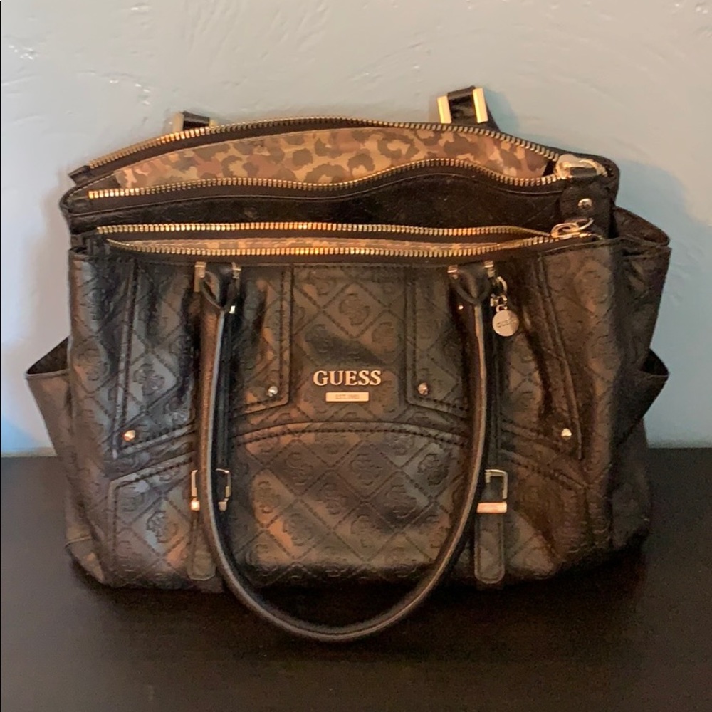 Black Guess 3 compartment purse & pockets!
